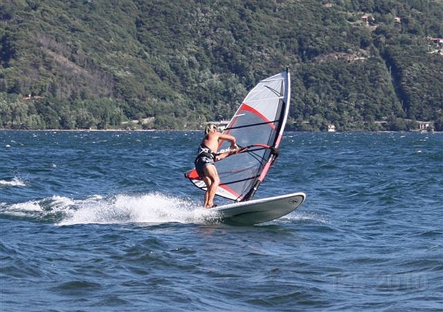 Cannobio vento da nord Agosto 2010 109.jpg - Älterer Herr beim Surfen...